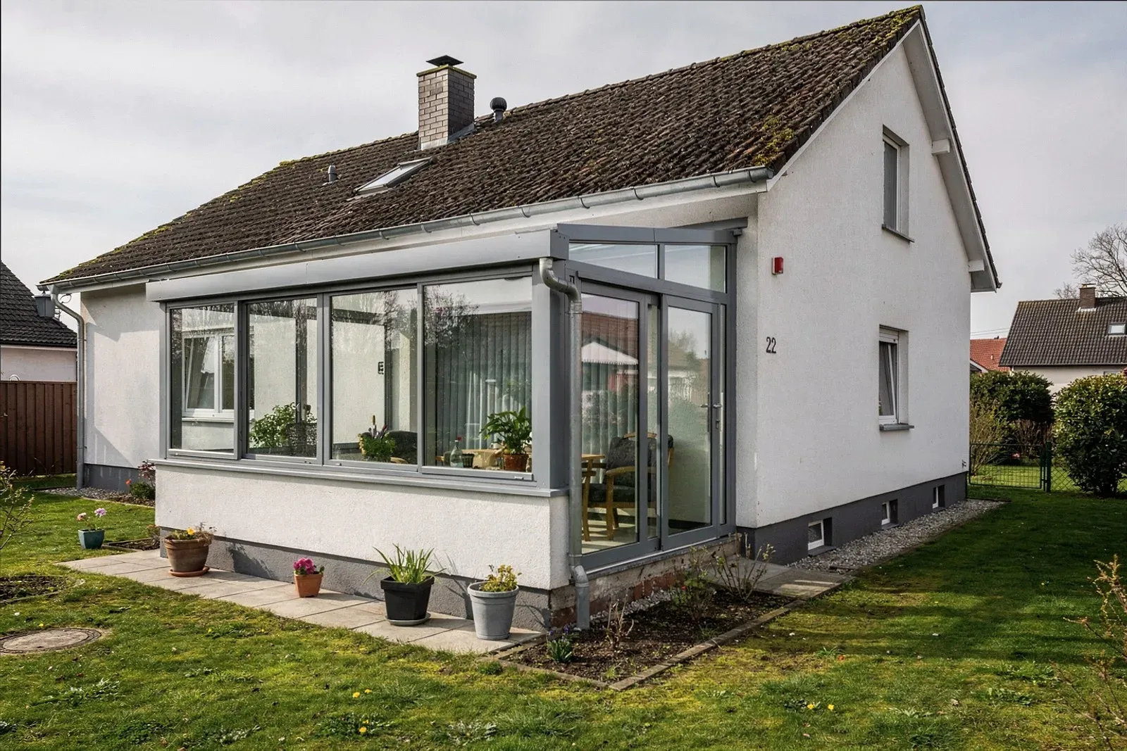 Holz-Wintergarten an einem älteren Haus in Mönchengladbach